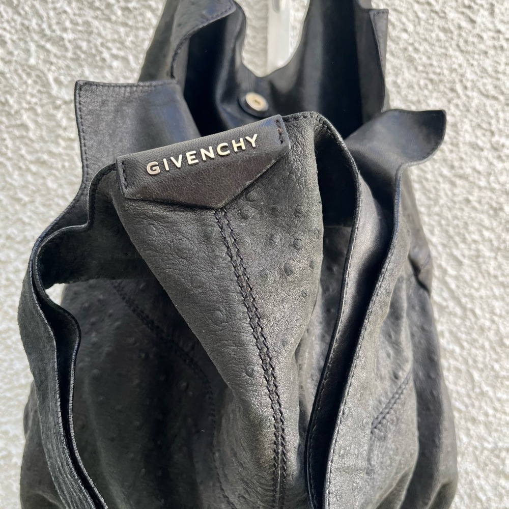 Givenchy Hand Bag that suitable for any occasion, great for everyday use wear!